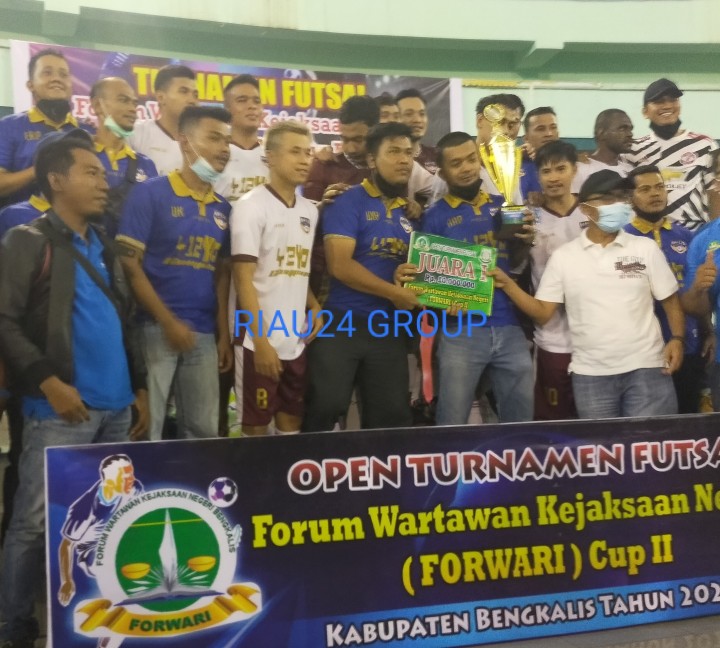 Para pemain Khalis A saat menerima tropi juara I dari Kadisbudparpora Bengkalis