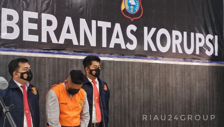 Pelaku pungli Sekcam Binawidya Hendri hanya tertunduk setelah di OTT Tim Sabe Pungli Polda Riau.