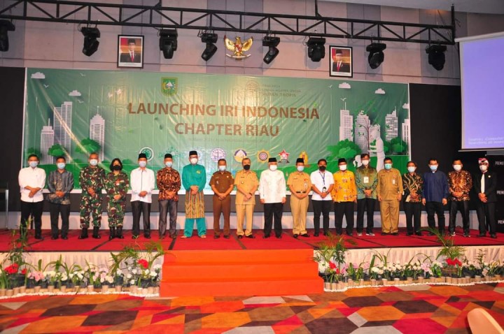 Gubernur dan para tokoh agama foto bersama usai launching IRI Chapter Riau