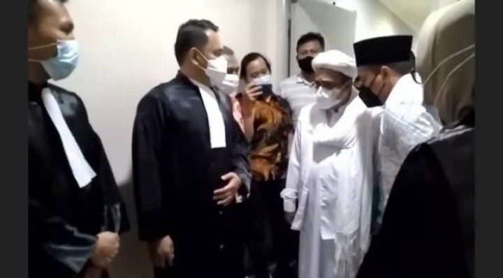 Habib Rizieq Shihab mengaku dipaksa menghadiri sidang online yang digelar PN Jakarta Timur. Foto: int 