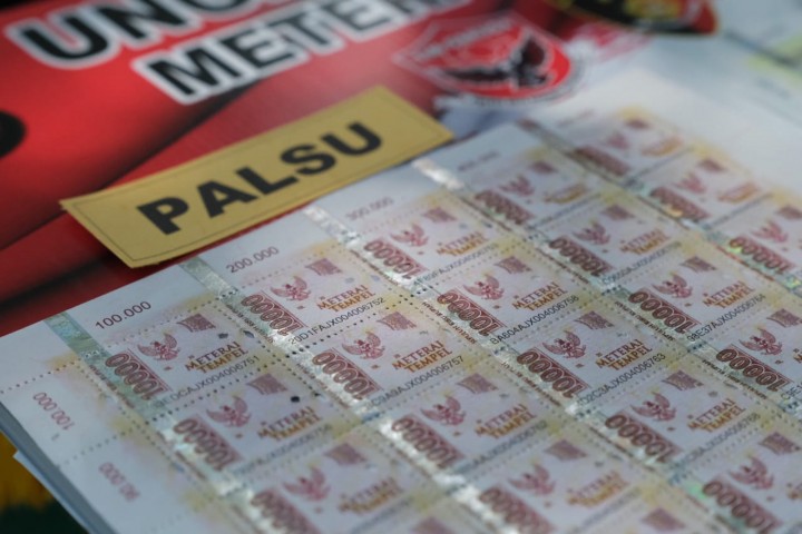Dirjen Pajak, Polisi dan Peruri berhasil menangkap pelaku pencetak materai palsu yang merugikan negara hingga Rp 36 miliar