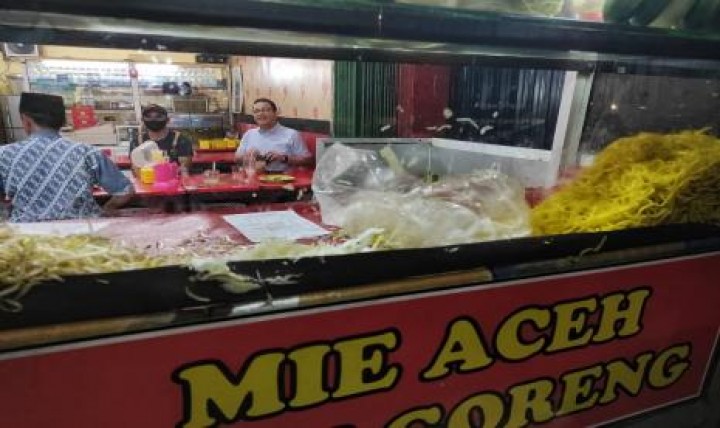 Anies Baswesan makan di warung Mie Aceh