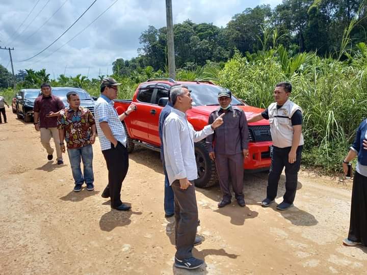 Prihatin Lihat Kondisi Jalan Provinsi Banyak Rusak Parah, Anggota DPRD Riau Komisi II Kunker Langsung ke Lokasi (foto/zar) 