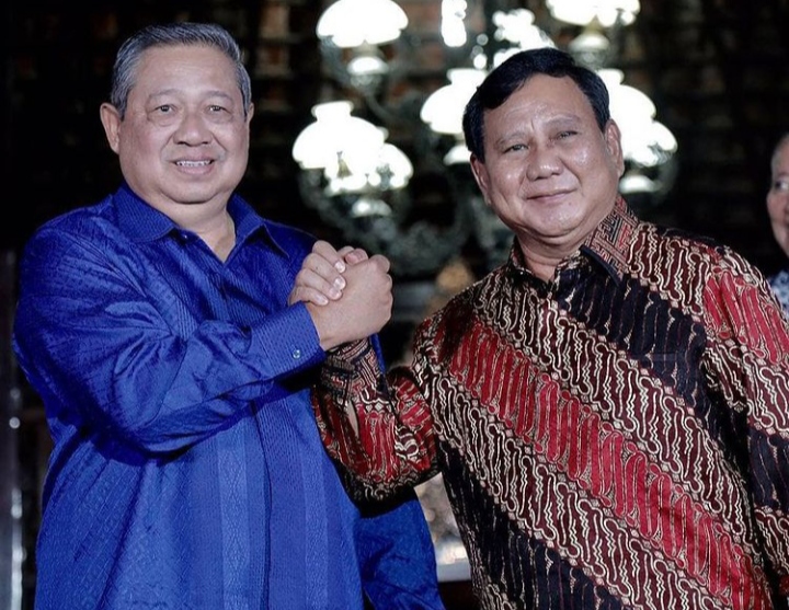 Momen Tak Terlupakan, SBY dan Prabowo Subianto Salam Komando, Netizen: Maju 2024? (Foto/int) 