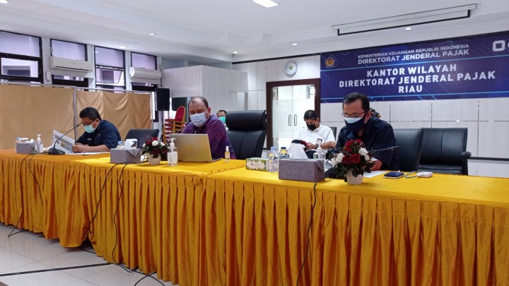 Plh Kepala Kanwil DJP Riau Dudung Rudy Hendrayatna saat penyampaian media meeting di Pekanbaru