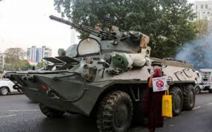 Militer Myanmar kerahkan Panser untuk halau demonstran