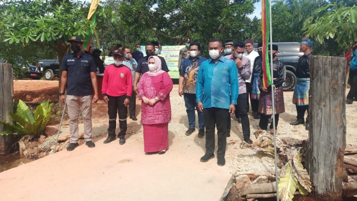 Bupati Bengkalis Kasmarni saat di Desa Tanjung Leban Bandar Laksemana