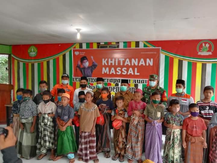 Khitana massal yang dilakukan oleh Rumah Zakat di Kabupaten Rokan Hulu, Riau