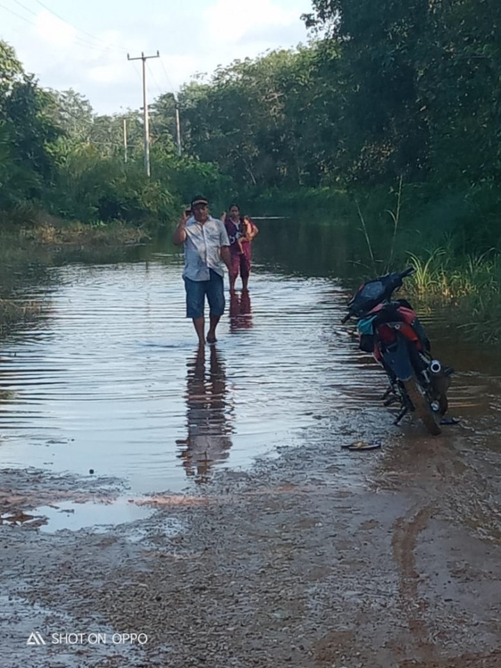 Jalan Rusak Parah Banjir Menghadang Masyarakat Pucuk Rantau, Akibat Jalan Provinsi Rusak Parah (foto/zar) 