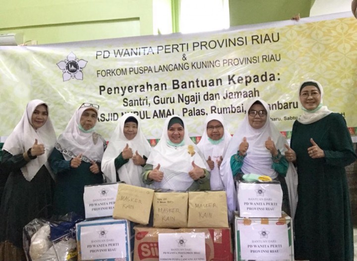 Wanita Perti Riau - Puspa Serahkan Santunan untuk Santri, Guru Ngaji dan Jamaah Masjid Nurul Amal