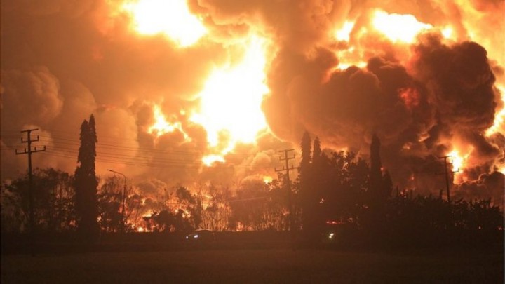Api tampak menyala besar saat kebakaran kilang Balongan/foto: Antara