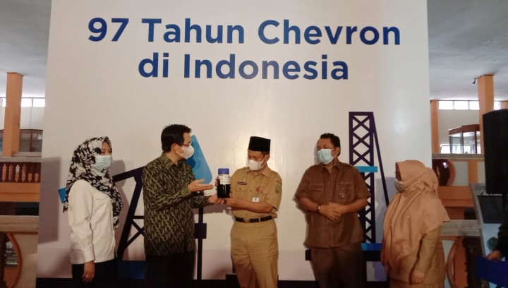 Pejabat Sekda Riau, Masrul Kasmy menerima contoh minyak Duri dari Sr. VP Operations & Maintenance PT PT CPI Budianto Renyut pada peresmian SKK Migas-Chevron Corner di Museum Sang Nila Utama, Selasa (30/3/2021