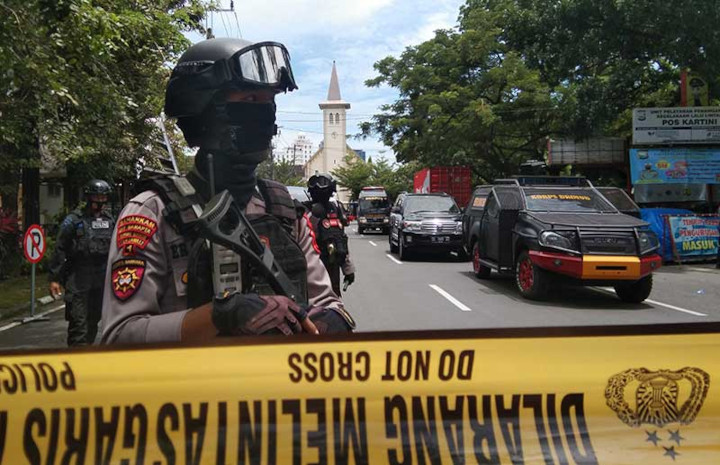 Petugas kepolisian berjaga di lokasi dugaan bom bunuh diri di depan Gereja Katedral Makassar, Sulawesi Selatan, Minggu 28 Maret 2021. ANTARA FOTO - Arnas Padda