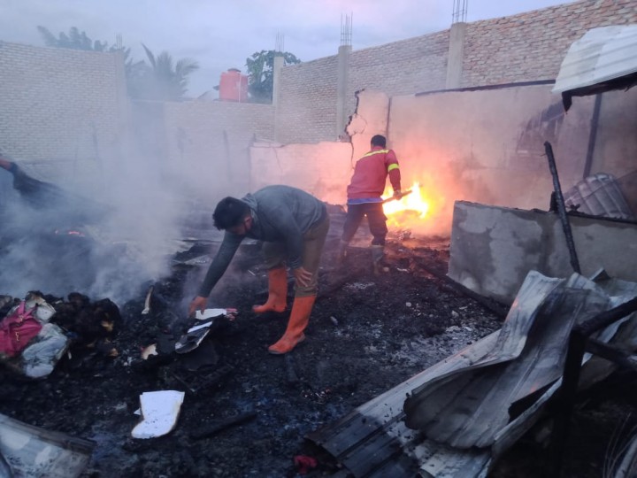 Meteran PLN Terbakar, Rumah Warga Pelalawan Hangus (foto/Ardi) 
