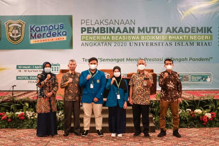 Rektor UIR Prof Syafrinaldi dan Kepala LPM Dr Agusnimar berfoto dengan perwakilan peserta Pembinaan Mutu Akademik Penerima Beasiswa Bidikmisi Bhakti Negeri Pemprov Riau.