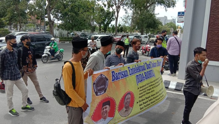 Massa dari Barisan Intelektual Dari Rokan Hulu (BIDA-ROHUL) melakukan aksi demo yang berlangsung di Kantor Kejaksaan Tinggi (Kejati) Riau,
