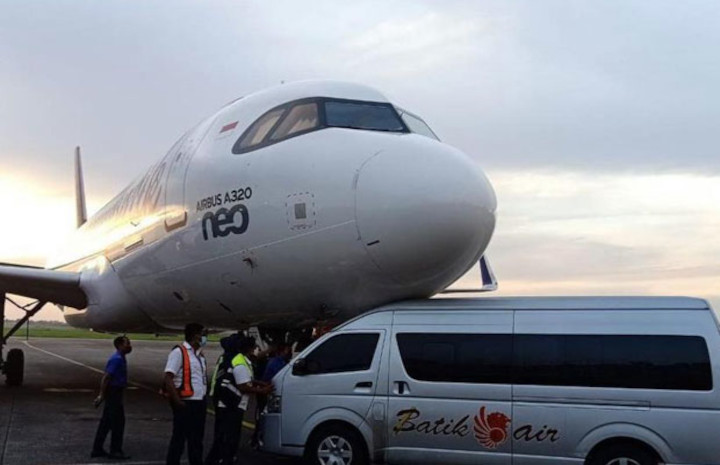Pesawat Airbus Neo A 320 Batik Air dengan mobil ground handling. Foto: Instagram