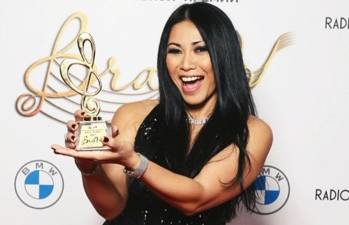 Anggun menerima penghargaan di ajang Bravo International Classical Music Awards. Foto: Instagram