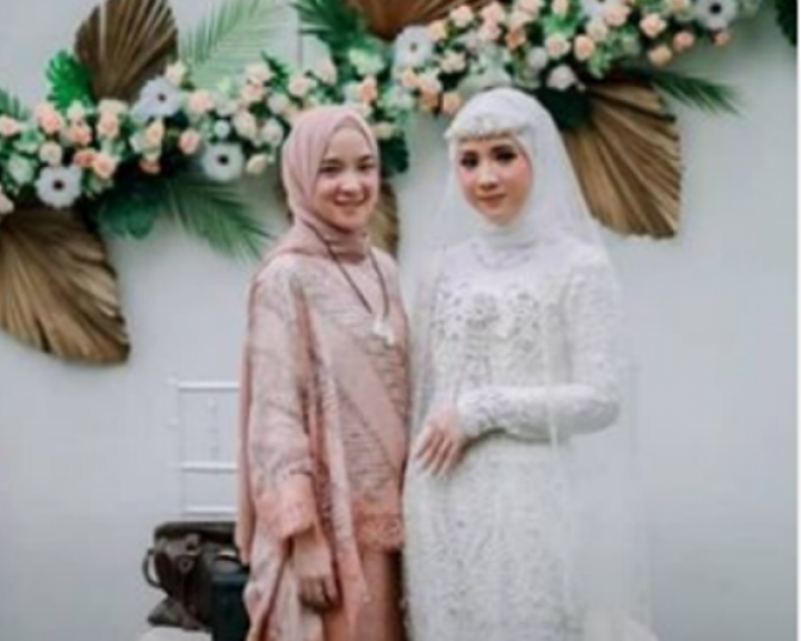Nissa Sabyan saat berfoto bersama pengantin wanita yang fotonya kini tengah beredar di media sosial. Foto: int 