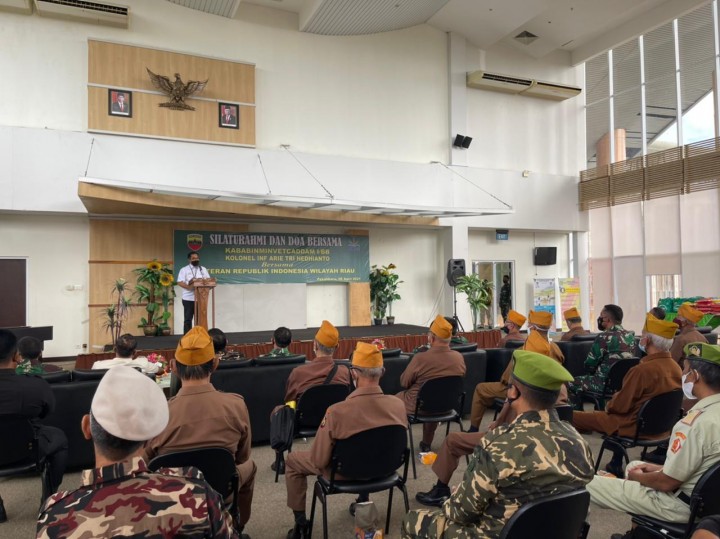 PT Perkebunan Nusantara V menyalurkan bantuan 200 paket sembako dan santunan kepada para veteran di Bumi Lancang Kuning, Provinsi Riau. Penyaluran bantuan tersebut merupakan bagian dari semangat HUT PTPN yang ke-25 yang mengangkat tema 