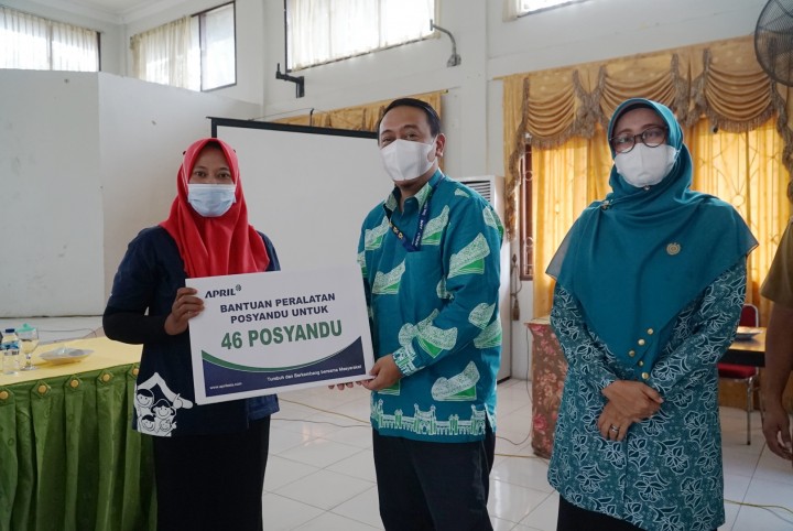 Pembagian secara simbolis bantuan PMT dan posyandu di Kabupaten Siak oleh PT RAPP (foto/ist) 