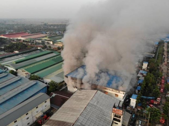 Kebakaran terjadi di JOC Galaxy (Myanmar) Apparel Co, di kota Hlaing Thar Yar, Yangon, Myanmar, 7 April 2021. Foto/REUTERS