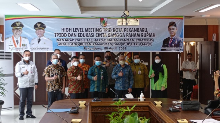 Pelaksanaan high level meeting Tim Pengendali Inflasi Daerah (TPID) di ruang rapat wali kota Pekanbaru, Kamis, 8 April 2021