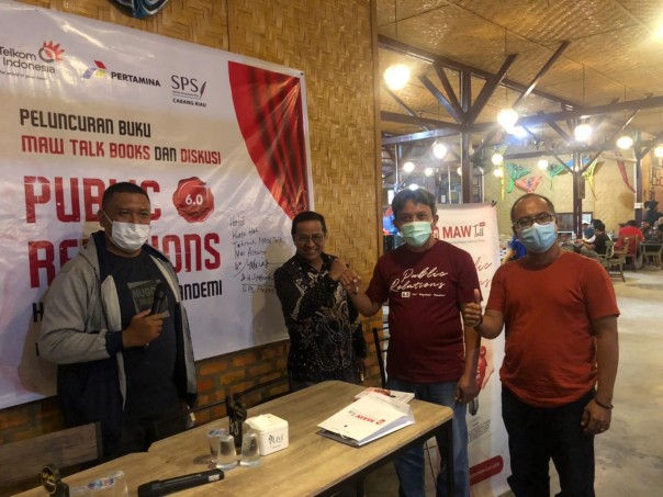 Asmono Wikan bersama Ketua SPS Riau Khairul Amri, Kepala Humas UIR, Dr Syafriadi dan Pimred Riau24.com Satria Utama saat peluncuran buku Public Rwlation 6.0