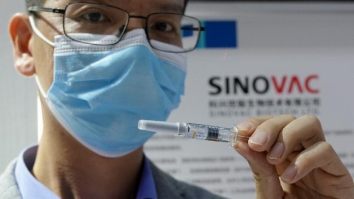Vaksin Sinovac yang resmi digunakan di Indonesia ternyata belum masuk daftar sertifikasi WHO, sehingga berdampak terhadap nasib jamaah haji dan umrah asal Indonesia. Foto: int 