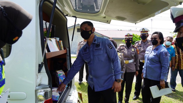 Didampingi Kasat Lantas Polres Siak Tim Dari Korlantas Mabes Polri Kunjungi Kampung Tertib Lalu Lintas di Kecamatan Tualang (foto/lin) 