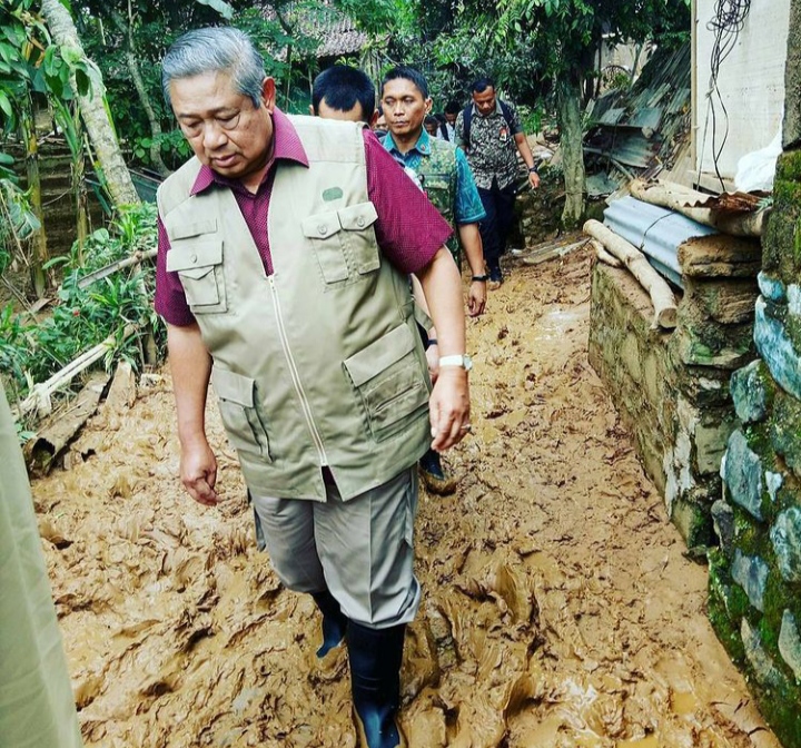 Enggak Banyak Drama, Momen SBY Terjun Langsung Lewati Lumpur Banjir, Netizen Bilang Ini (foto/int) 