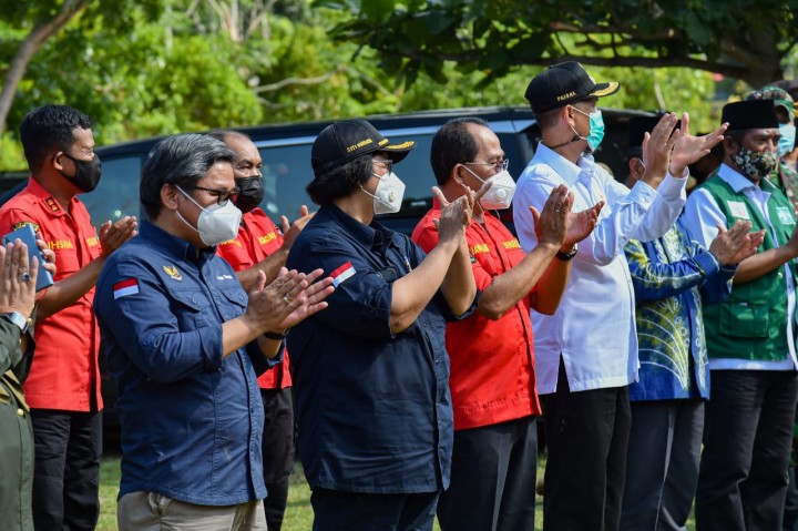Menteri LHK Siti Nurbaya saat mendatangi Manggala Agni kota Dumai. Foto: ist