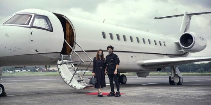 Atta Halilintar dan Aurel saat berbulan madu dengan jet pribadi