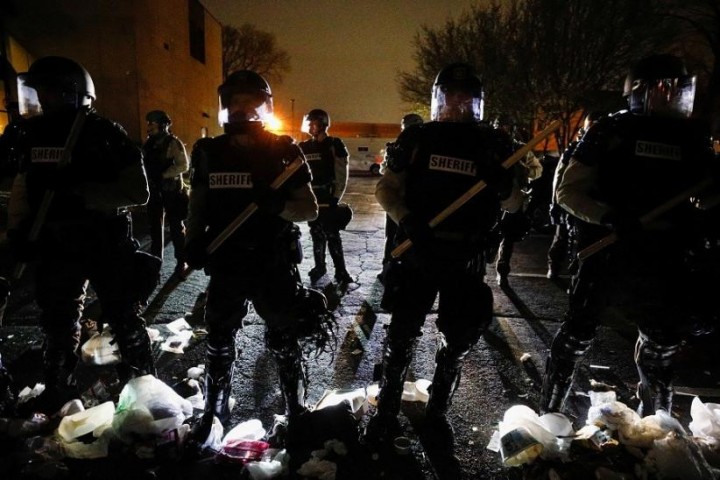 Polisi anti huru hara menghadapi para.pengunjuk rasa/foto:reuters
