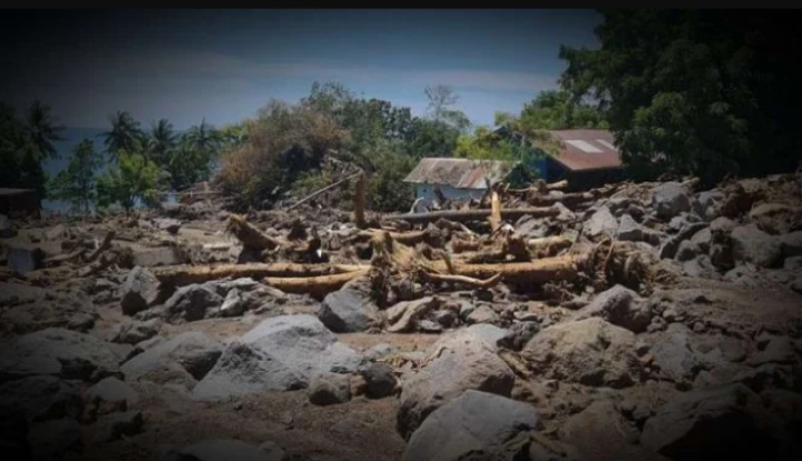 Penampakan Kampung Waiwatan, di NTT yang telah berganti dengan tumpukan batu raksasa.. Bangunan rumah yang tersisa juga dalam kondisi rusak parah. Foto: dok Yonif 743/PSY. 