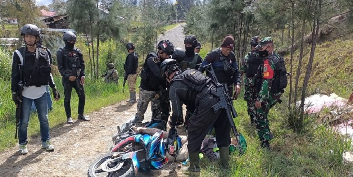 TNI-Polri  mengevakuasi tukang ojek yang jadi korban penembakan KKB. Foto: Ist