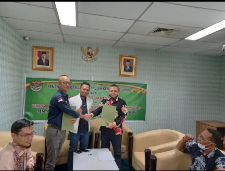 Dirut PT BOS bersama Ketua Permas Lampri usai meneken MoU disaksikan anggota DPRD Riau, Sugianto