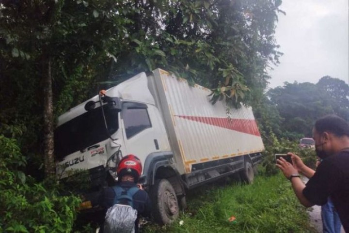 Truk menghantam sebuah pohonn saat terjadi kecelakaan beruntun di kawasan Sitinjau Lauik, Padang, Sumatera Barat. Foto: int 
