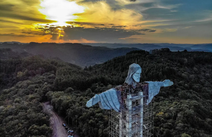Pengerjakan Patung Yesus di Encantado, negara bagian Rio Grande do Sul, Brasil. Foto: Liputan6.com/SILVIO AVILA/AFP