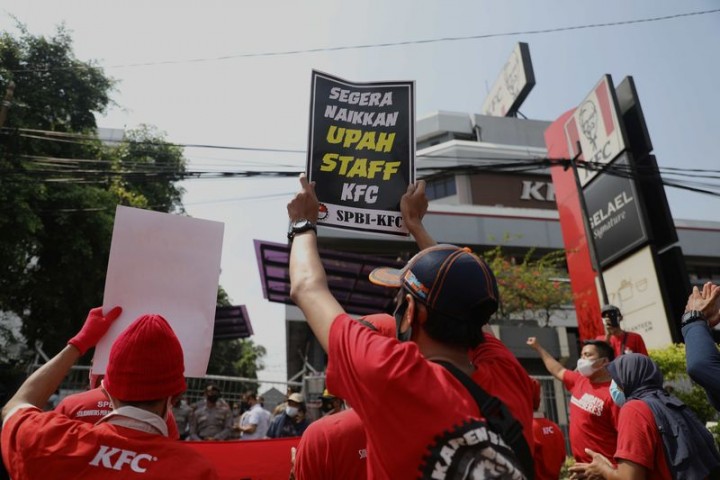 Para pekerja KFC saat melakukan aksi demo. (Foto: CNBC Indonesia)