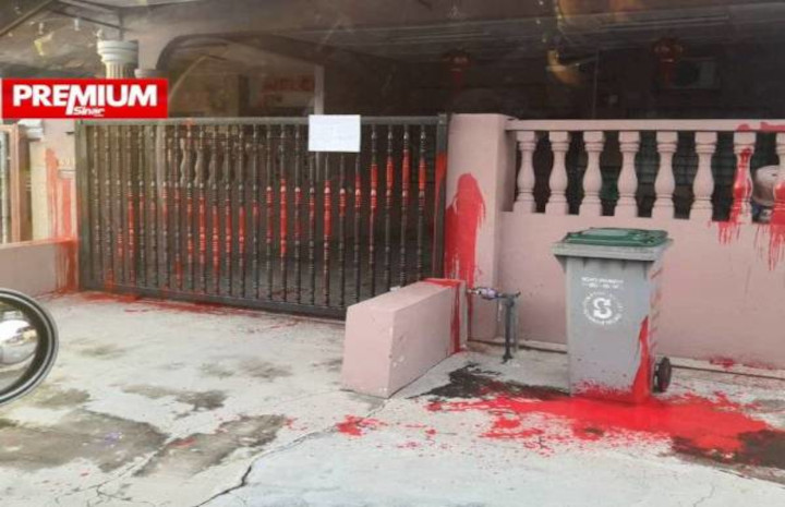 Rumah korban keganasan rentenir di Malaysia yang disiram dengan cat merah karena tak sanggup membayar angsuran. Foto: sinarharian.com.my