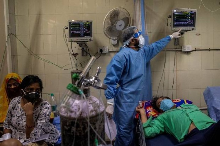 Pasien COVID-19 mendapatkan perawatan di bangsal rumah sakit Lok Nayak Jai Prakash (LNJP) di New Delhi, India, 15 April 2021. Foto/REUTERS/Danish Siddiqui