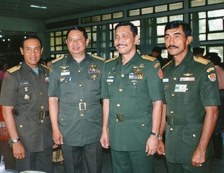 Potret Akrab Luhut Binsar Panjaitan dan SBY Saat di TNI, Netizen Langsung Sebut Begini (foto/int) 