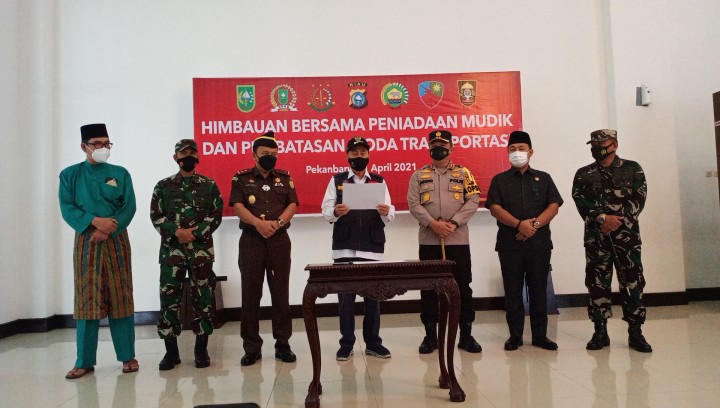 Gubernur Riau H Syamsuar didampingi Forkompinda Riau melakukan deklarasi di gedung VVIP Lancang Kuning Bandara Sultan Syarif Kasim II
