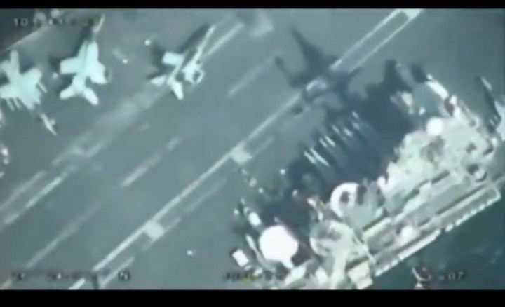 Potongan video yang direkam drone Iran di atas kapal Induk AS