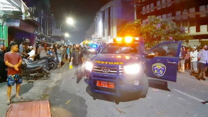 Mobil dinas Bea Cukai Kantor Wilayah Riau yang diserang oleh belasan orang tak dikenal. (Foto: Liputan6)