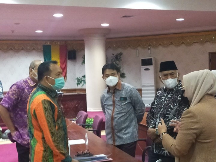 Anggota DPRD Riau, Eddy Yatim bersama sejumlah koleganya di DPRD Riau