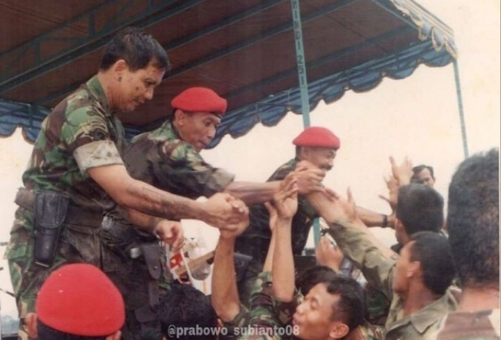 Potret Kompak Menhan Prabowo Dengan Ipar SBY Waktu di Kopassus, Netizen Bilang Begini (foto/int) 