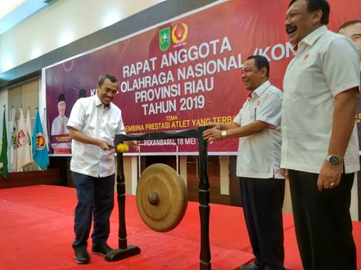 Gubernur Riau saat bersama Emrizal Pakis dalam sebuah acara