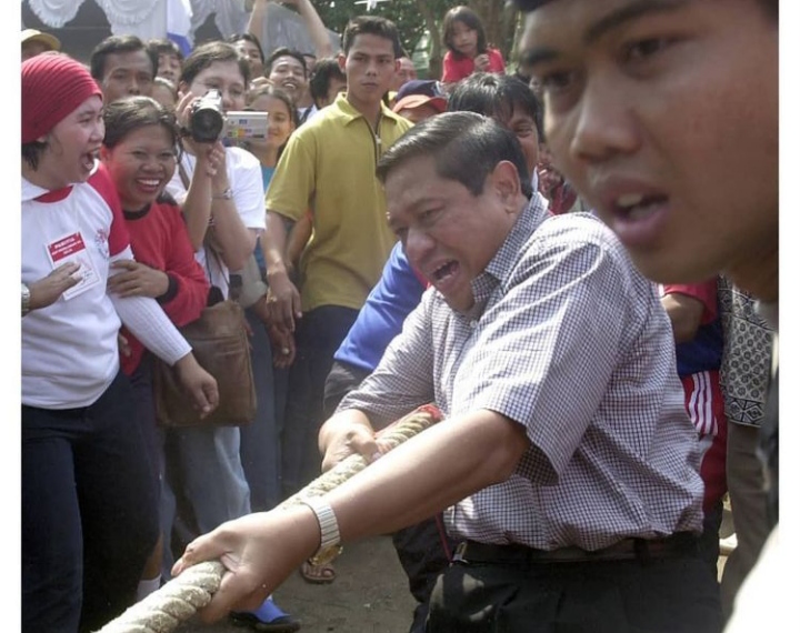 Enggak Gengsi dan Merakyat, Momen SBY Ikut Tarik Tambang, Warganet Sebut Begini (foto/int) 